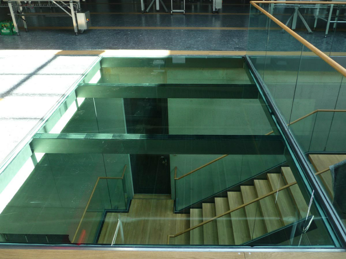 plancher et escalier en verre